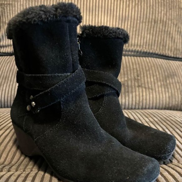 ANN KLEIN WOMENS BLACK WEDGE SUEDE FUR ANKLE BOOTS SZ 7.5 - Picture 1 of 5